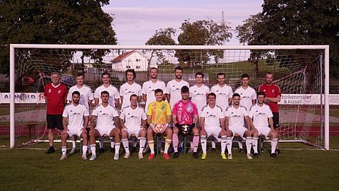 Hintere Reihe v.l.n.r: Toni Abele(Betreuer), Ivan Buhic (Spielertrainer) , Florian Becherer, Oliver Bartolsic, Lucas Fröhlich, Lukas Steinleitner, Bastian Baumgartner, Dominik Abele, Simon Weixler, Andre Pieper (Torwarttrainer) 

Vordere Reihe v.l.n.r: Mohammed Saleh, Özgür Altundemir, Samuel Breitfeld, Jaden Weizenegger, Andreas Diepolder, Dennis Hindelang, Kevin Vorberg, Klaus Bernhard