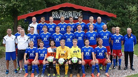 Hinten von links: Ligamanager Martin Schulz, Ole Kurth, Lars Viertel, Jannick Schütt, Oliver Dreier, Jacob Urbat, Fabian Schwassmann, Betreuer Carsten Struck. Mitte von links: Trainer Jörg Ahrens, André Baatz, Ligamanager Werner Rupp, Livius Höckendorff, Marco Quoos, Laslo Wanger, Louis Kronester, Tom Braesch, Ansgar Bothe, Steffen Paulsen, Betreuer Manfred Assmann, Thomas Becker, Betreuer Norbert Schmidt. Vorne von links: Justin Petersen, Marvin Lorentzen, Vaios Papadoudis, Tobias Dittmann, Lenny Fabian Rolfs, Mirko Schöning, Louis Schütt. Es fehlen: Torwarttrainer Kai Tönnies, Marko Behrens, Marvin Blümke, Mike Fischer, Fynn Mortensen, Michael Schmitt und Lasse Busche. Foto Hafemann