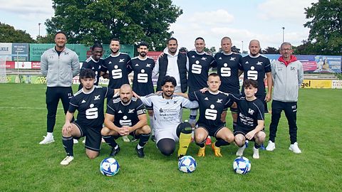 o.Reihe v.r.n.l.  Fisnik Shahini Trainer, Quyum Musa, Besser Najjar, Eiad Abdulhadi, Natale Sapia Betreuer, Galliano Krizaj, Denys Dymytiliev, Artem Skrytskyi, Hasan Tohum Co-Trainer
u.Reihe v.l.n.r.  Bleron Ramadani, Anton Telpis, Fahad Al Jaddadl, Romano Ognjenovic, Sahion Koray Haktan