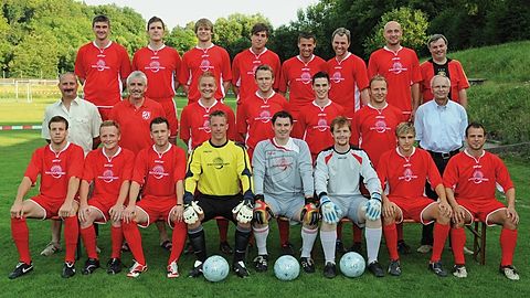 Hinten v.l.: Galm, Mohr R., Ippendorf, Winter S., Kircher, Link, Leist, Kühner (SpA-Vors.).
Mitte v.l.: Reichert, Schäfer M. (stellv. Abtl.-L.), Schäfer S. (Trainer), Mohr S., Bender, Bahner, Zachow (1. Vors.).
Vorne v.l.: Schönig, Binnig, Hörner, Dick, Scheuermann (Trainer), Gutte, Ruppert, Runkel.     Foto: Herrmann