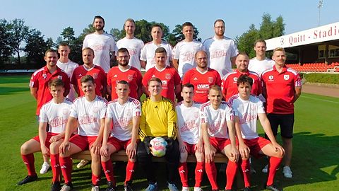 Hintere Reihe von links: Steffen Dopheide, Dirk Brockhaus, Kim André van Eijsden, Jonas Schimpf, Felix Krömer, Andreas Fast, Marius Ter Heide
Mittlere Reihe von links: Co-Trainer Kevin Buttler, Felix Raming, Tobias Kröger, Lukas Heile, Marc Schröder, Trainer Jan Schmoranzer, Betreuer Marius Küthe
Vordere Reihe von links: Valentin Molitor, Yannick Reinstorf, Leo Oeverhaus, Fabian Knuth, Leon Brinkworth, Stefan Hirschfeldt, Justus Hesse