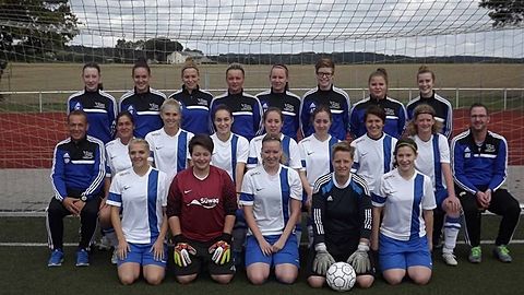 Hintere Reihe v.l.: Tabea Huber, Sandra Ribeiro, Laura Müller, Michéle Molitor, Lisa Harst, Lisa Brötz, Dahlin Schäfer, Franziska Stadel

Mittlere Reihe v.l.: Trainer Michael Riegel, Ulrike Heidrich, Larissa Schmidt, Elisa Anders, Monika Schuster, Andrea Schuster, Amnore Loshaj, Sabrina Brühl, Torwarttrainer Matthias Müller

Vordere Reihe v.l.: Johanna Hilfrich, Sarah Lotz, Anna Schmid, Eva Kauß, Sophie-Marie Weil

Es fehlen: Elena Hubert, Dilber Kaya