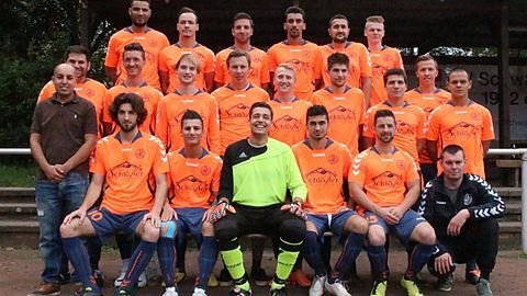 Hinten v.l.n.r.: Yassin Azougagh, Malte Krüpfganz, Mehmet Duman, Mohamed Falah, Hassan Erkan, Christian Bruckmann
Mitte v.l.n.r: Maher Kurdi, Stefan Ulbrich, Simon Tröger, Skender Merchlewicz, Julian Kabell, Jens Sönnert, Dario Commatteo, Jonathan Schlößer, Dolo Hilla
Vorne v.l.n.r.: Trainer Abdi Sallay, Selver Qajani, Aydin Türkeli, Nick Theisejans, Basaran Boybay, Dennis Konnert, Betreuer Jens Geisler
Es fehlen: Co-Trainer Recep Tekeci, Torwart-Trainer Dirk Verführt, Thomas Ulbrich, Michael Lammers, Roman Ehresmann, Jan Heining, Matthias Switek,