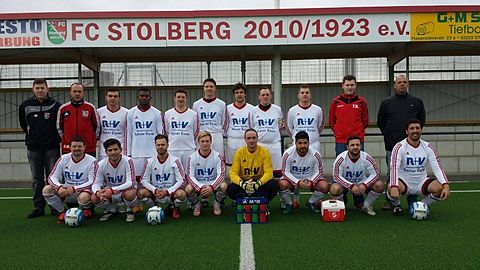 FC Stolberg III, Saison 2015/2016
Dank an den neuen Trikotsponsor! R+V Versicherung Rainer Esser in Walheim