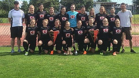 Saison 17/18

Hinten v.l.n.r.: Heiko Weisser(Trainer), Nina Plietsch, Nadja Stummer, Natascha App, Myriam Scheidel, Selina Gall, Marline Stummer, Nina Dolch, Nicole Gaidas, Diana Baur, Michael Günthner (Trainer)

Vorne v.l.n.r: Alisa Leopold, Laura Flaig, Laurien Woelki, Deborah Theis, Fabienne Tontarra, Anna Manger, Natalie Hriso, Lisa Bentzinger