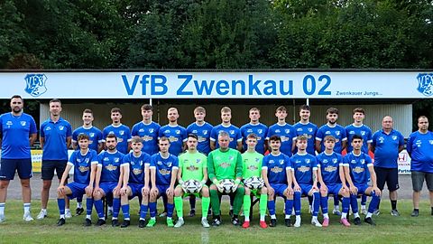 Hintere Reihe stehend: Marc Walther (Trainer), Michael Kietz (Physio), Malte Winderlich, Jan Malte Bertkau, Aron Jany, Tobias Danzer, Jan Vahl, Tankred Leimert, Ben Sommer, Cedric Tauchnitz, Matteo Stets, Adrian Thom, Konstantin Lorenz, Jürgen Schwarz (sportl. Leiter). Andreas Kraus (Mannschaftsbetreuer)

Vorderer Reihe sitzend: Yannick Winckler, Ferdinand Wieser, Nick Schwarz, Joshua Raschke, Niclas Busch, Patrik Kutzner, Willy Jäger, Ben Dammmüller, Max Bischoff, Florian Naumann, Spencer Stadler

Es fehlen Sven Fritzsching, David Flöth, Christopher Hitschke, Alexander Scharch