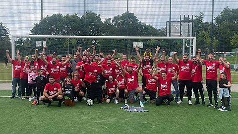 Aufsteiger 2024 mit dem gesamten Kader, Trainerstab, Betreuer, Vorstand und Kinder.