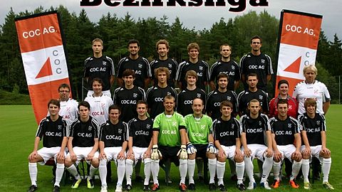 Hintere Reihe (von links nach rechts): Schreiner Peter, Weber Sebastian, Reiter Markus, Kaltenhauser Max, Jäger Christoph, Waldher Bernhard.
Mittlere Reihe (von links nach rechts): Gross Willi (Trainer), Grabmeier Johann (Trainer), Wentenschuh Stefan, Wiesmüller Christian, Schaumeier Stefan, Kreiner Alexander, Salzger Markus, Weidacher Diana (Masseurin), Maier Rudi (Trainer).
Vordere Reihe (von links nach rechts): Baumann Philipp, Gruber Manuel, Spielbauer Emanuel, Schnitter Fabian, Burmeister Florian, Ronis Martin, Huber Michael, Kostner Kevin, Waldbauer Georg, Aigner Michael.