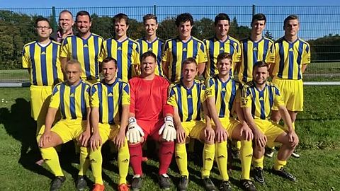 Von Hinten links: Dennis Fey, 1. Vorsitzender Hans-Peter Krall, Marc Scior, Alexander Stier, Marvin Greim, Kilian Orth, Tassilo Orth, Jannik Saul, Erik Erhardt
Von vorne links:Spielertrainer Ioannis Kawalos, Marco Schäfer, Mathias Olt, Philipp Greim, Nico Greim, Kevin Schäfer