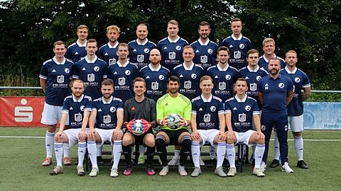 Hinten von links: Rafael Kollmeier, Alexander Brandt, Dennis Dombrowski, Maximilian Lippmann, Mirko Mögler, Julian Schell
Mitte von links: Yannick Klaus Klausmeier, Melvin Rösch, Jan Tinschert, Co-Spielertrainer Jonas Meise, Maximilian Matthias, Jan-Erik Wolff, Eike Danielmeier, Lars Jasper, Trainer Benjamin Bellanova, Patrick Flachmeier
Vorne von links: Lukas Braksiek, Denis Arizanoski, Marian Schellert, Patrick Laege, Artur Gubbe, Stefan Lange

Es fehlen: Niklas Vezzon, Niklas Schroeter, Harlem Klee, Dustin Deli, Oliver Aldous, Tim Rasche, Patrick Schönfelder, Dimitrios Ntoukas