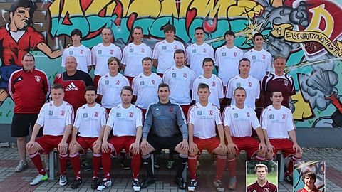 Hinten von links: Philipp Weniger,Alexander Schönfeld,Diego Schwagerick,Martin Unger, Boris Lichtner, Kevin Frühauf, Oliver Weniger
Mitte von links:Dirk Liedtke (Trainer) Dirk Zeitz (Mannschaftsbetreuer),Daniel Friedrich,Benjamin Freist,Jörg Wiegel,Matthias Engelmann,Christian Wulff,Dietmar Brauer(Trainer)
Vorne von links:David Geller,Benjamin Bartz,Martin Brunzel,Sebastian Grummt,Konstantin Klippenstein,Tom Nolten,Maksim Altengof
Unten im Bild:Christian Grätz,Dimitrij Altengof Es fehlt: Veit Anders