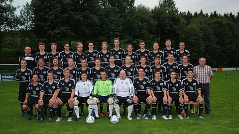 Hi. v. l.: Trainer Richard Maierthaler, J. Manhart, S. Zistler, T. Riedi, M. Marks, J. Aigner, R. Zistler, A. Schäffner, M. Zankl, J. Maier, B. Schref, M. Marsmann u. A. Maier. Mi. v. l.: L. Weber, St. Maier, Th. Ramsauer, Chr. Schuster, B. Dachs, T. Bauernschmid, T. Schratzenstaller, M. Aigner, A. Dachs, A. Obermeier, M. Koller, M. Gerauer u. Abt.-Leiter Oskar Schall. Si. v. l.: Chr. Landinger, T. Algasinger, M. Gilnhammer, Th. Sammer, M. Franke, D. Marks, B. Aigner, F. Bauernschmid, M. Schlichter u. D. Brenninger.