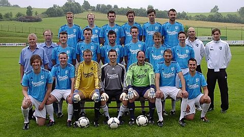 Hintere Reihe v. links: Tobi Reichenberger, Stefan Brandl, Josef Petzi, Hannes Stadler, Christoph Seidl, Spartenleiter Florian Wurm.
Mitte v. links: 1. Vorstand Toni Sammer, Kassier Wolfgang Schano, Christian Moser, Stefan Lenz, Christian Schönberger, Florian Fuchs, Jürgen Eder, Trainer Christian Schnelzer und Christian „Baus“ Weber, Betreuer Andi Pongratz.
Vordere Reihe v. links: Fabian Stockinger, Rudi Brandl, Christian Küblböck, Michael Höllmüller, Marco Blab, Andi Kilger, Mike Vogl. 
Nicht im Bild: Christoph Haugeneder, Alexander Danzer.