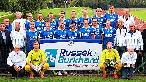 Hinten Links: Betreuer Marko Seifert, Trainer Friedhelm Janusch, Alexandru Cucu, Matias Gonzalo Tadeis, Christian Vidal Gadea, Maciej Sedziak, Kamil Kwiatkowski, Marc Schalansky, Stephan Hoffmann, André Thüne, Spartenleiter Wilfried Hapke
Mitte von Links: 1. Vorsitzender Gerd Hoßbach, 3. Vorsitzender Karl-Heinz Werner, Lars Witschewatsch, Christopher Minne, Adam Sankiewicz, Rafael Rivera Sanchez, Hendrik Bestmann, Dragan Ljoljo, Daniel Wagner, Torwarttrainer Paul Hartmann, Betreuer Helmut Schröter, 2. Vorsitzender Matthias Kreiselmeyer
Vorne Links: Physiotherapeut Kurt Reier, Danny Göhler, Marvin Bauer, Betreuer Peter Stecher