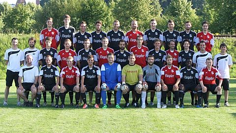 Hintere Reihe v.l.n.r.:
Aaron Meyer, Patrick Fischer, Sven Eltjes, Jorrit Wickersheim, Alexander Boos, Francesco Carla, Florian Oswald, Jacek Hage, Dennis Boll, Johannes Scheidereiter
Mittlere Reihe v.l.n.r.:
Matthias Müller (Co-Trainer), Steffen Schwarz (Spielausschuß), Marcus Knopf, Lucas Welter, Kevin Ernst, Andreas Höfler, Recep Karacaoglu, Marc Mayer, Arian Waltersberger, Mark Hummel, Tajo Melcher, Joachim Schilz (Trainer), Guido Dinkel (Torwarttrainer)
Vordere Reihe v.l.n.r.:
Ronny Christoph (Trainer 2.Mannschaft), Jens Eltjes, Max Vogele, Yannick Gauger, Denis Jarczak , Pascal Zehner, Florian Boos, Matthias Vollherbst, Seth Adjei, Simon Bühler
Es fehlen:
Frank Dinkel (Co-Trainer), Stefan Ebenhöch, Christof Eltjes, Matthias Gauss, Willi Gerbershagen, Frank Hertstein, Michael Hetich, Falk Janzer, Christian Kauert, Mario Kunde, Tobias Leimenstoll, Benedict Metz (Betreuer), Jan Oster, Patrick Ronai, Kevin Schäfer, Frank Schillinger, Andreas Schott, Mike Wagner, Sandro Winkler, Lothar Zimny, Mateusz Kaplon, Lukas Gauß