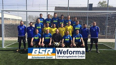 o. Reihe v. links: B. Andres, S. Ohrndorf, M. Hoven, J. El Bouanani, B. Leloup, M. Bouyalaoui
m. Reihe v. links: Trainer F. Dautzenberg, Betreuer R. Mattig, M. Schiffer, N. Hatunoglu, A. Al Saleh, A. Kever, S. Bongard, T. Koll, Co.-Trainer D. Lowis, Trainer S. Sonntag
u. Reihe v. links: P. Haas, D. Heinen, B. Possnin, R. Harmouche, A. Rombach
Es fehlen: M. Thieme, F. Mohadjer