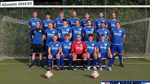 Hintere Reihe (v.l.n.r.): Leon Möschk, Tim Gentz, René Korn, Dominik Thun, Moritz Löschburg, Niclas Ernst
Mittlere Reihe (v.l.n.r.): Marvin Tharan, Anton Fietz, Richard Masius, Philipp Graumann, Miles Schütt, Erik Schmelzer, Max Langnick
Vordere Reihe (v.l.n.r.): Robert Kempfer, Niklas Thomas, Patrick Müller, Darius Urban, Hendrik Thomas
Es fehlen: Vincent Gille, Dennis Mook, Pascal Paech, Artur Popovichuk, Dan Steinhagen, Felix Wiederschein, Pascal Wittstock