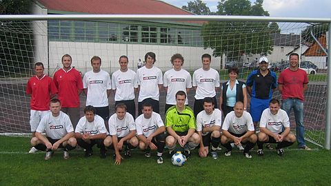 1. Mannschaft von hinten links: Runz Bastian, Brenner Bernhard, Stangl Johannes, Wieselsberger Thomas, Deinhard Martin, Gottfried Siegfried, Lodermeier Klaus, Siegl Anja(Betreuerin), Fischer Mario(Sportleiter), Trausenecker Christian(Sportleiter)
vorne von links: Bittner Rene, Ragner Matthias, Dietler Sebastian, Ragner Christoph, Gran Carsten, Messmann Markus, Cremer Jupp, Hof Sepp(Trainer)