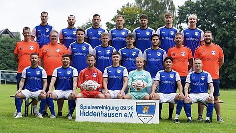 hintere Reihe v. links: Thorben Rose, Nico Becker, Dominic Buchholz, Matthias Schmolka, Taha Baroudi, Leon Horey, Louis Emken.
mittlere Reihe v. links: Co-Trainer Christian Darmöller, Betreuer Karl-Heinz Kufeld, Luca Steffen, Max-Julius Klipker, Arian Murseli, Ferhat Yagci, Trainer Christian Scheidies, Physiotherapeut Fabian Rahrbach.
vordere Reihe v. links: Mahir Karak, Lennart Madroch, Michael Quade, Radu Scoarta, Tim Viergutz, Sinan Boga, Daniel Sitter.