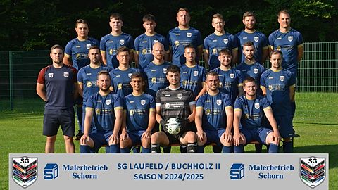 Hinten (v.l.n.r.): Jacob Jany, Tim Reuter, Jacob Scholl, Daniel Sungen, Sven Weins, Lukas Schleidweiler, Christopher Schmitz
Mitte (v.l.n.r.): Marcus Jany, Simon Ostermann, Julian Gräf, Thorsten Hammes, Jonas Schmitz, Leon Immik, Lars-Erik Thul, Alexander Geib
Vorne (v.l.n.r): Benedikt Wahsweiler, Benedikt Jendryssik, Leon Junk, Mark Hohns, Benedikt Weber