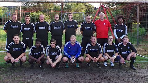 v.l.o.: Thorsten Peters, Mathew Voss, Marcel Vollstedt, Christopher Böthern, Lasse Nagel, Szegin Kama, Hauke Wessel, Haben Berihu
v.l.u.: Marcel Mehnert, Robel Kidane, Marvin Vielstich, Torben Gehrke, Sascha Thiessen, Sebastian v. Aspern, Heiko v. Aspern