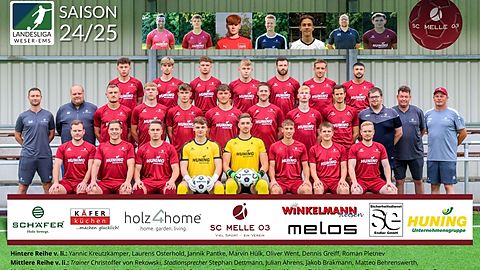 obere Reihe v.li.: Yannic Kreutzkämper, Laurens Osterhold, Jannik Pantke, Marvin Hülk, Oliver Went, Dennis Greiff, Roman Pletnev
mittlere Reihe v.li.: Trainer Christoffer von Rekowski, Stadionsprecher Stephan Dettmann, Julian Ahrens, Jakob Brakmann, Matteo Behrenswerth, Merlin Bachmann, Dustin Jung, Jonathan Büscher, Jonas Strehl, Betreuer Niklas Tiedemann, Team-Manager Tobias Brockmeyer, Torwarttrainer Stephan Quatmann
untere Reihe v.li.: Maurice Poerschke, Renè Heitkamp, Fabian Golz, Claudio Sechelmann, Tobias Zahl, Mika Winkel, Dominik Seeberg u. Lars Martinetz
ganz oben eingelinkt: Simon James, Jan Lehmkuhl-Hübner, Leandro Leichsenring, Nils Radke, Silas Schulte, Physiotherapeut Marco Bredenförder, Maik Emmrich
