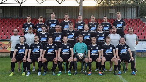 vordere Reihe v. l. Niklas Schuch, Felix Fischer, Julius Schweizer, Luca Zenter, Christopher Füller, Paolo Aglietti, Noah Weckesser, Max Abendschein.
mittlere Reihe v.l. Trainer Dennis Limp, Florian Beller, Andreas Kütt, Joachim Göbel, Rene Regner, Dave Brückl, Mika Johannes, Co-Trainer Alexander Piecha, Abteilungsleiter Jens Bausenwein.
hintere Reihe v.l. David koska, Robert Schmidt, Max Scheuplein, Lukas Holleber, Cedric Schmitt, Sven Mahler, Pascal Heidrich, Til Posdzich.