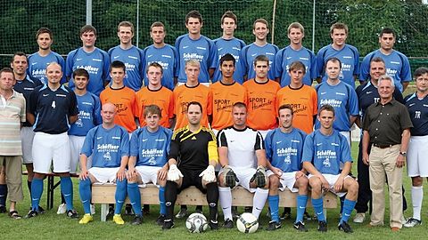 Hinten v.l.: T. Jung, Marschall, D. Förderer, Thome, Meyer, Kamuf, Maier, Hack, Wirkner, Veltri.
Mitte v.l.: Abtl. Billmaier, Trainer Weis, Co-Tr. Sitzler, T. Jung, Weber, Sauer, Östringer, Sarica, Rothenhöfer, Klefenz, Wittemann, Co-Tr. u. SpA T. Kretz, Vorstand K. Kretz, TW-Trainer Boppel.
Vorne v.l.: Longo, Rössler, Schneckenberger, Löffler, Götzmann, M. Kretz.     Foto: Pfeifer