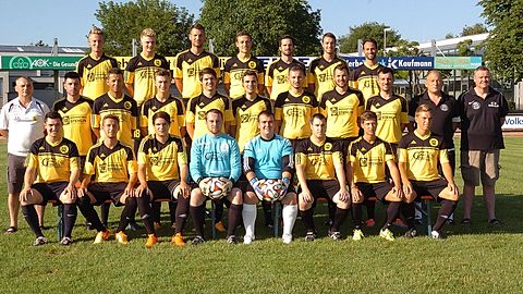 Hinten v.l.:
Marc Erb, Michael Erb, Liridon Jetullahu, Philipp Herbstritt, 
Michael Schwörer, David Jauch, Romano Sorgente


Mitte v.l.:
Vorstand Jürgen Hügle, Marvin Hämmerle, Mursel Berisha, Marc Schweizer, 
Dennis Volk, Dominik Leber, Osmani Kastriot, Sven Bolz, Co-Trainer Daniel Seiter, Trainer Alexander Fischer, Spielausschuss Mathias Vetter


Vorne v.l.:
Jonas Flamm, Marvin Schneider, Jannick Groeger, Pascal Zimmermann, 
Peter Klär, Alexander Dirr, David Ritter, Mathias Flamm