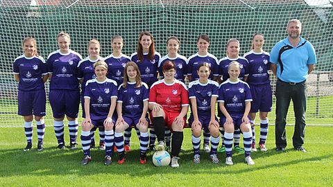 Hinten von links: Johanna Mayr, Ann-Kathrin Kruse, Sandra Dittenhauser, Kathrin Wenger, Anika Schäfer, Sophia Zach, Sabine Bengel, Jessica Kruse, Stefanie Bauch, Klaus Reichert.
Vorne von links: Jana Uhl, Irene Gottschall, Ramona Breu, Anna-Lena Kaltenecker, Marina Dittenhauser.