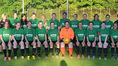 Hinten (v.l.n.r.): Andreas Kausch, Martina Daniels, Louisa Porcas, Canan Timurdas, Linda Schmitz, Laura Quidzinski, Arabella Baiamonte, Elissa Semaan, Sophie Peter, Caroline Waniek, Dunja Kurth, Marie Peter, Claudia Fischbach, Kathi Winter.

Vorne (v.l.n.r.): Sophie Weistenhöfer, Marion Kahlscheuer, Sabine Burgdorf, Katharina Brüggemann, Diane Ihrig, Manuela Manal, Leonie Siegling, Elisa Dresschers, Jennifer Scherer, Teresa Dörnemann.

Fehlend: Dietmar Burtscher, Sabine Heldt, Eva Liersch, Hannah Zips, Jana Vukota, Lisa Schlüter, Meike Dreesen, Jula Pethes.