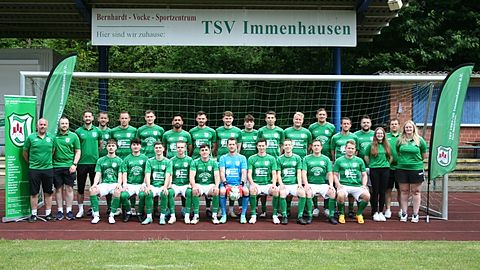 stehend von links nach rechts: Oliver Siebert (Betreuer), Pascal Göhl (Trainer 2. Mannschaft), Marco Stübener (Trainer 1. Mannschaft), David Golek, Bastian Jenzowski, Tim Lindemann, Nasim Ghasemi, Nils Hellwig, Nicklas Greif, Pascal Kopp, Max Busch, Arne Habisch, Sebastian Sparbier, Stefan Bachmann, Marcel Quambusch, Leonie Beier (Physiotherapeutin), Christian Exner (Abteilungsleiter), Renee Rensen (Physiotherapeutin)
sitzend von links nach rechts: Colin Schöps, Luca Marinho da Costa, Steven Schöps, Leon Beilstein, Nico Rottstädt, Bryan Knauf, Oliver Speer, Timo Bülte, Tobias Mühlstädt, Maurice Mündelein