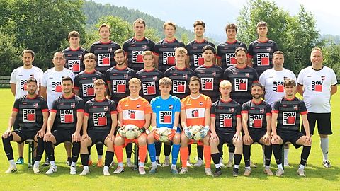 Bayernliga-Mannschaft des 1.FC Sonthofen für die Saison 2024/25: (sitzend von links) Sezer Yazir, Manuel Wiedemann, Markus Notz, Buron Aurhammer, Niklas Neubert, Marco Zettler, Benedikt Buchberger, Musa Youssef und Stefan Sucur, (Mitte von links) Physiotherapeut Florian Altmayer, Betreuer „Larry“ Mastrogiacomo, Johnny Martin, Fabian Lutz, Armin Bechter, Marc Lorenz, Daniel Saric, Spielertrainer Andreas Hindelang, Co-Trainer Rainer Noll und Torwart-Trainer Christian Merrath, (Oben von links) Johannes Maurus, Phillip Simon, Tim Lorenz, Tobias Schmölz, Jannik Holzapfel, Felix Graßl und Luka Arslan. Es fehlt: Bojan Tanev.