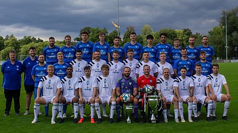 Hintere Reihe von Links:
 
Weikelmann Sebastian, Manke Leon, Lorenz Marcel, Schneider Marco, Iskandarani Maruan, Engl Lukas, Al Mohemied Ahmad, Alatshan Abdalmajeed, Neubauer Nico, Vorbrugg Lucas, Alkurdi Wael
 
Mittlere Reihe von Link:
 
Trainer 1.Mannschaft: Heyder Harry, Spielertrainer 2.Mannschaft: Treitz Simon, Piewak Benedikt, Doktorowski Nico, Götz Max, Klinger Stefan, Kayser Lukas, Schwarz Johannes, Curt Medin, Schleiger Jason, Gsänger Mario, Henze Jean-Pierre,
 
Erste Reihe von Links:
 
Hübner Timo, Quintana Enrique Sanchez, Götz Simon, Rösch Thomas, Schnitzlein Max, Sitzmann Markus, Muskat Alexander, Schmidt Patrick, Doktorowski Patrick, Ewald Gregor