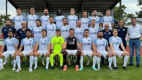 Hintere Reihe von links nach rechts: Egzon Ferati, Pablo Maier, Witali Semenschuk, Muhamadou Krubally, Malin
Schepperle, Marvin Stöhr, Amin Rouag, Leon Hofmans
Mittlere Reihe: Torwart-Trainer Aykut Kaya, Betreuer Wolfgang Jubin, Ferit Fazliji, David Groß, Maximilian Maier,
Vincent Knab, Adrian Fischer, Spielausschuss Klaus Braun, Trainer Andreas Schepperle, 1. Vorsitzender Gerhard
Schmidt
Vordere Reihe Milad Mombeni, Pranav Thakur, Jon Nuredini, Tizian Neugebauer, Sandro Keller, Nam Do Le, Patric
Lauber, Hugo Schupp
Nicht auf dem Bild: Nemanja Radulovic, Hannes Kaiser, Semsettin Essiz, Redondo Vögtli, Justin Samardzic, Lirian
Ismajli, Jannik Pemberger, Co-Trainer Dirk Bürgin, Sportchef Perseus Knab