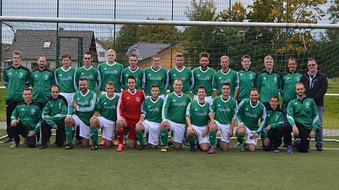 oben v.l.n.r. Daniel Hörster, Rene Schneider, Mathias Geisler, Alexander Hönscheidt, Sven Trimpop, Rene Thüssing, Kevin Hörster, Tobias Greifert, Lukas Engelbert, Micha Gutt, Daniel Winkel, Dennis Sarowski, Trainer Sascha Kappenstein, Sponsor Frank Euteneuer (Fa. Metternich)
unten v.l.n.r. Christoph Vogel, Nils Land, Dominik Waldhans, Hendrik Klein, Tobias Täuber, Till Ludwigs, Christian Bail, Marco Güldenring, Jonas Mäueler, Patrick Himmeröder, Rene Lang, Daniel Goroncy