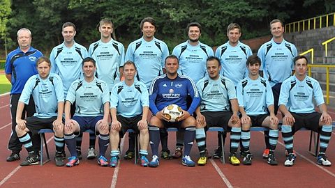 SV Konz III      Saison 2013/2014

Hinten v.l.: Trainer Achim Philipps, Linus Schares, Daniel Franzen, Oliver Esch, Nico Hein, Eric Jacoby, Markus Thomm
Vorne v.l.: Jens Tossing, Eric Feid, Sven Skiba, Serhat Günay, Enes Demircan, Thomas Gondring, David Hubertz
