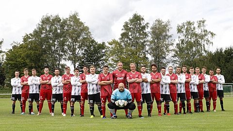 Von li. nach re.: Jonas Edinger, Leon Dreßen, Lukas Werner (Trainer), Tim Ernst, Joshua Petry, Aaron Petry, Tjorven Schnitzler, Christopher Clever, Leon Werner, Tim Simon, Brandon Böhmer, Timo Küntzer, Matthias Zang, Pascal Kohl, Marcel Seel, Jannick Gutendorf, David Schneider, Marcel Becker (C), Christopher Groß, Luca Schäfer, Fabio Knapp, Robin Schmidt, Sebastian Meier, Jan-Luca Becker