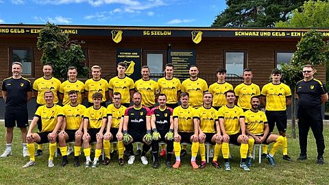 obere Reihe von links: Co-Trainer A. Voigt, S. Beier, N. Preuß, J. Mehren, N. Dehnert, P. Ruhl, Ch. Knoll, M. Watzke, M. Scholl, T. Becker, S. Hauptstein, Trainer U. Kleemann
untere Reihe von links: H. Ortwein, A. Zeuke, P. Hugler, M. Böschow, A. Thoms, J. Lauck, M. Dahm, L. Schulz, W. Kube, A. Ben Younes