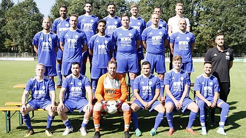 v. li. n. re. vorne: Reifschneider, Syuleyman, Meißner, Weber, Seidler, Spindler; mitte: Burghardt, Adolf, Doman, Wolpers, Chubrin, Miller, Heidt (Trainer); hinten: Al Faraj, Dedushaj, Al Janabi, Bös, Niedworok