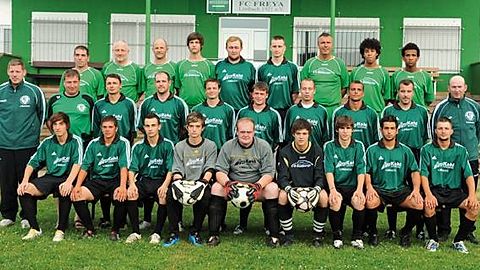 Hinten v.l.: Parucs, Braach, Schäfer, Kuhn, Blaschzok T., Ritzhaupt, Fuss, Mabjaia C., Mabjaia E. 
Mitte v.l.: Zimmermann (SpA-Vors.), Johmann (1. Vors.), Lehmann (Trainer), Heckmann, Kircher, Stipp J., Albert, Koczurek, Kerkert, Herbinger (SpA).
Vorne v.l.: Maas, Stipp T., Fertig, Stephan, Blaschzok D., Heiß, Gören, Kurunc, Bode.     Foto: Herrmann