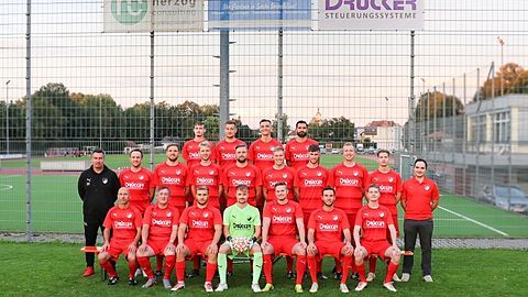 Hintere Reihe v.l.n.r.: Fabio Ferucci, Alexander Kluge, Mato Agatic, Luigi Lanzano
Mittlere Reihe v.l.n.r.: Trainer Daniel Schlüter, Moritz Landkammer, Alexander Drücker, Manuel Bolich, Julian Drücker, Dennis Weichselgartner, Julian Piller, Philipp Weber, Hendrik Majhen, Spielleiter Nico Pätzold
Vordere Reihe v.l.n.r.: Lazarus Potsolidis, Michael Fenu, Vincent Markl, Paul Gleißner, Julian Stelzer, Jonathan Bonnet, Jannik Majhen
Es fehlen: Marvin Schnitzer, Maximilian Pfleghar, Noah Bolz, Leon Heck, Sven Vogt, Sven Thierauf, Felix Tömmes, Eren D., Tim Higgins, Tobias Lauxmann, Dennis Schnitzer und Co-Trainer Jens Hammel