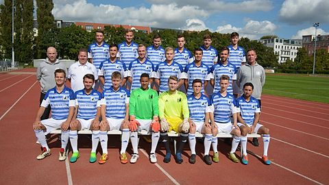 Obere Reihe v.l.: Steven Rajemann, Jan Dietrich, Leonard Brenneisen, Leonardo Meirelles-Hartmann, Hendrik Kühn, Christopher Reimer, Mittlere Reihe v.l.: David Sakic (Physik), Benno Schaller (Co-Trainer), Romeo Paeschke, Tim Falk, Lucas Müller, Antonio Gröger, Yannick Hoechst, Rene Zampich (Trainer), Untere Reihe v.l.: Dennis Wegner, Jon Stublla, Finn Johann-Will, Mario Jose-Momade, Niko Varrelmann, Roman Hübner, Sam Misgayski, Francisco Egas-Sanchez