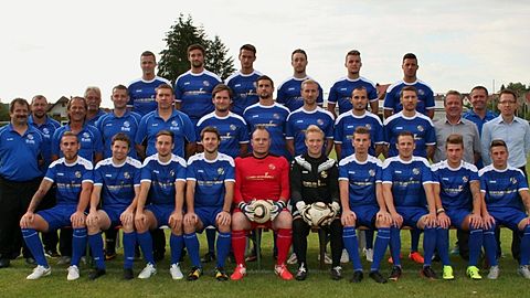 Vorne von links: Lukas Meyer, Bastian Götzfried, Lukas Klüpfel, Kevin Engert, TW Mark Dappert, TW Jan Johannes, Julian Meyer, Marcel Dietz, Sandro Kramosch, Marco Kramosch
Mitte von links: Stefan Leukert (Betreuer), Peter Engert (Abteilungsleiter Fußball), Hennes Scheder (Trainer) Dieter Hetzer (Betreuer), Marco Reidelbach (TW Trainer), Hans-Jürgen Meyer (Trainer), Marcel Siedler, Philipp Günder, Simon Sommer, Sahin Cangul, Joshua Heberlein, Bernd Karches (Vorstand Finanzen) Klaus Scheuermann (Vorstand Verwaltung und Öffentlichkeitsarbeit), Sven Zipprich (Vorstand Sport)
Hinten von links: David Hedstück, Magnus Rentzsch, Andreas Henneberger, Mario Christ, Dennie Michel, Benedikt Engert

Es fehlen: Peter Endres, Manuel Jäger, Manuel Peter