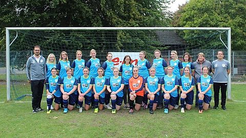 2. Reihe (v. links): Jens Witt (Co-Trainer), Carolin Kording, Silvana Rother, Fabienne Nerge, Julia Fietz, Chantal Knotek, Eva Deventer, Julia Koch, Raja Carolin Meier, Maja Feesche, Sarah Michel, Vanessa Lipp (Torwart-Trainerin), Gerold Knotek (Trainer)
1. Reihe (v. links): Alicia Witt, Rebecca Dornbusch, Candy Pönitzsch, Kira Witt, Christine Dolz, Samira Lamp, Janis Elena Probst, Madlen Haase, Nele Doering, Ruth Deventer