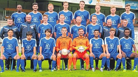 (hinten von links): Jason Franke, Enrico Miglietta, Adrian Müller, Jan-Luca Hillmann, Steven Weber, Manuel Schwarz,
André Meinke, Timo Koch. Mitte: Betreuer Bernd Holschbach, Torwarttrainer Arno Willmeroth, Mario Bröhl, Jan Frederik Göhsl, Thomas Hombeuel,
Linus Zakrzewski, Co-Trainer Peter Joest, Trainer Marcus Voike. Vorn: Takahiro Takashima, Yamane Yoshihiro, Hodaka Ogawa, Kai Willmeroth,
Matteo Tessarolo, Veli Ümit, Florian Buchholz, Abd-Manaf Tchazodi. FOTO: Hardi Kuhn