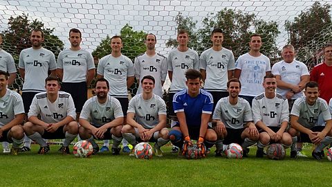 obere Reihe (v. l. n. r.): Fabian Weber, Benni Strupp, Achim Mees, Daniel Gilweit, Marius Borens, Patrick Ostermann, Tobias Weber, Johannes Weber, Luca Stern, Co-Trainer Ralf Elteste, Torwartrainer Harald Noner, Trainer Christian Gales
untere Reihe (v. l. n. r.): 
Patrick Scherer, Thorsten Fettes, Nils Noner, Klaus Gebhard, Benjamin Klein, Simon Hoffmann, Sebastian Wolf, Dirk Rohles, Sebastian Lang, Christoph Löber, Norman Palzer