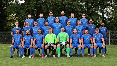 oben (v.l.n.r.): Hussein M., Philipp T., Kai L., Lars M., Mike L., Tim W.
mitte (v.l.n.r.): Cecile L.(Physio), Jan M.(TW Trainer), Steven H., Rubin H., Maurice M., Alex T., Paul W., Michael Carsten B., Ahmed B. (Trainer)
unten (v.l.n.r.): Dreni M., Ali B., Taha E., Sam B., Marc P., Leon K., Hussein B., Nico H.