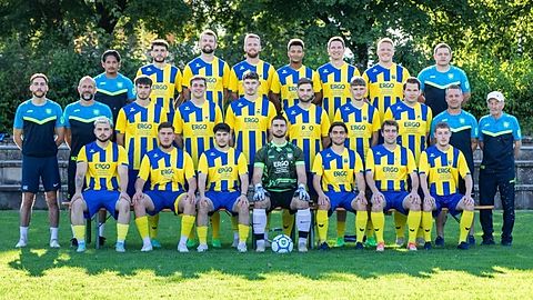 Hinten, von links: Caesar Gamero, Laith Eisler, Karsten Ordon, Benjamin Klamert, Fabio Günther, Michael Werner, Simon Hepp, Spielleiter Eugen Haufler.

Mitte, von links: Spielertrainer Gino Eisler, Trainer Marcin Zukowski, Alexander Onser, Krystian Kondarewicz, Daniel Rulani, Liridon Sylaj, Chris Henry, Felix Werner, Abteilungsleiter Uwe Ehing, Torwart-Trainer Waldemar Waletzki.

Vorne, von links: Lukas Höchst, Taha Kasap, Ersin Cerimi, Golan Pereski, Jakob Kolesch, Tim Scherff, Sven Gerster.

Es fehlen: Spielertrainer Manuel Mohr, Fabio Schumacher und Viktor Haufler. 

