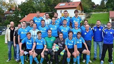 Mannschaft FCE I
von oben links:
Tiefenbeck Konrad, Lang Andreas, Gründl Andreas, Bogner Michael, Rückauf Daniel
von mitte links:
Abholzer Christoph, Föckersperger Tom (Stadionsprecher), Eberl Tobias, Röder Matthias, Strauss Stefan, Walter Robert, Poschenrieder Michael, Skala Danny, Kirmeier Fabian, Breiteneicher Martin, Aigner Martin (1.Vorstand), Fassl Stefan, Häusler Florian
von unten links:
Maier Johannes, Thalhammer Stephan, Michalke Marco, Fröhlich Filip, Hopf Christian, Steer Andreas
